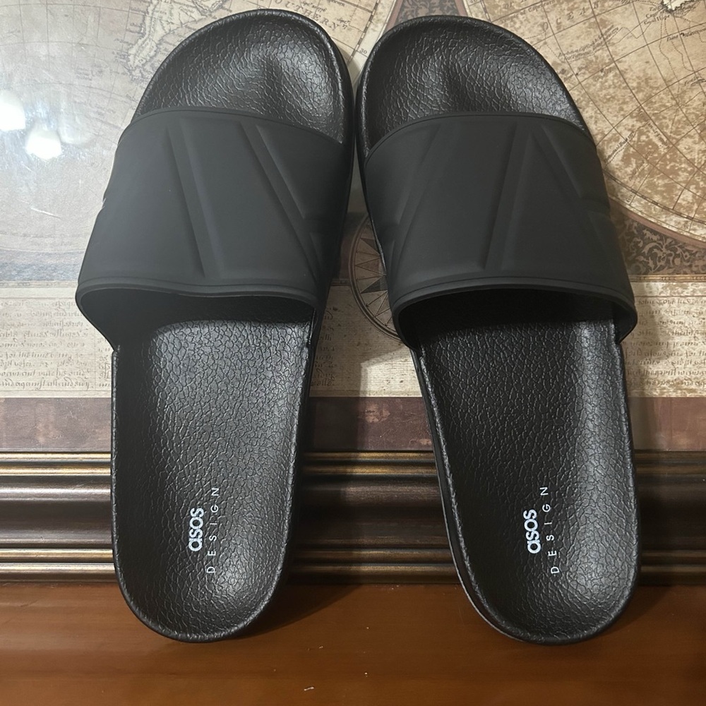 ASOS DESIGN • Sliders In Black - Picture 8 of 9
